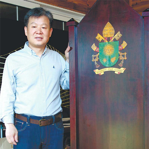 크래프트디자인전공 김영준 교수, 교황님 미사 집전 사용된 의자 제작